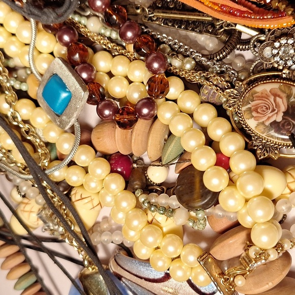 5 LBS Wearable Necklaces 45 Count Some Branded BEADS Chains BOHO Hippie Styles - Picture 8 of 9